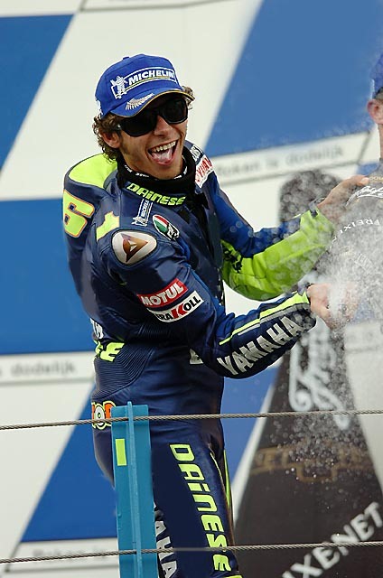 http://www2.yamaha-motor.fr/actu/IMG/jpg/02_podium-rossi_champagne.jpg