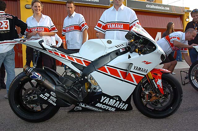 http://www2.yamaha-motor.fr/actu/IMG/jpg/m1_rossi-3.jpg