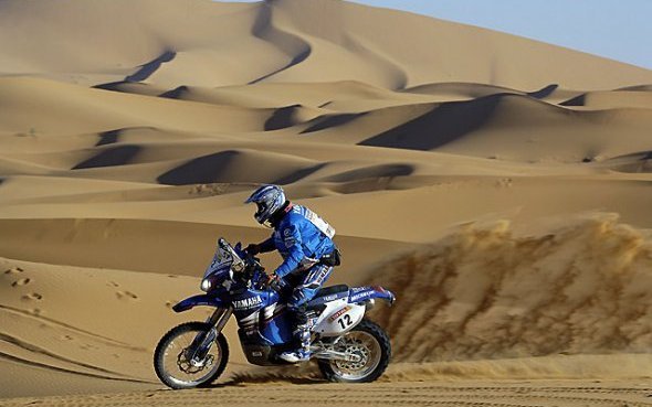 Er Rachidia-Ouarzazate (Maroc) : David Frétigné (Yamaha) perturbé par la poussière