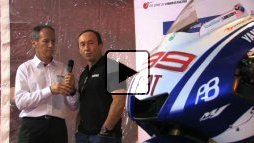 Dominique et Christian Sarron visitent l’expo 50 ans de Yamaha en GP